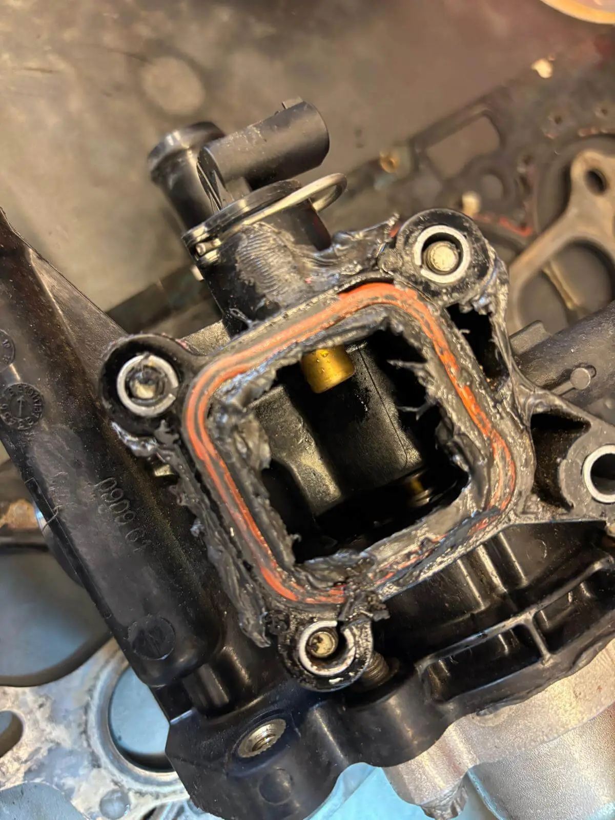 Uszkodzony termostat silnika przed wymianą